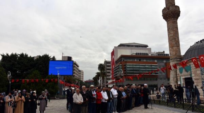 Filistin'de hayatını kaybedenler için İzmir'de gıyabi cenaze namazı kılındı