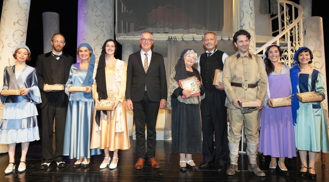 Gaziemir'de tiyatro sezonu açıldı! "Veda" oyunu sahnelendi
