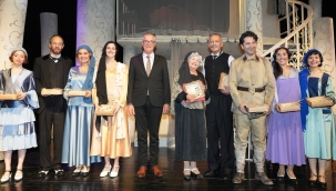 Gaziemir'de tiyatro sezonu açıldı! "Veda" oyunu sahnelendi