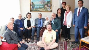 Gönen Kaymakamı'ndan cumhuriyetle yaşıt ilçe sakinlerine vefa ziyareti