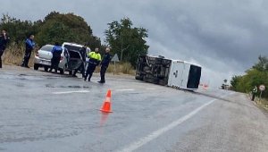 Gönen'de midibüs devrildi, polisler yaralandı