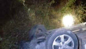 Gönen'de takla atan otomobilde sıkışan 2 kişi yaralandı