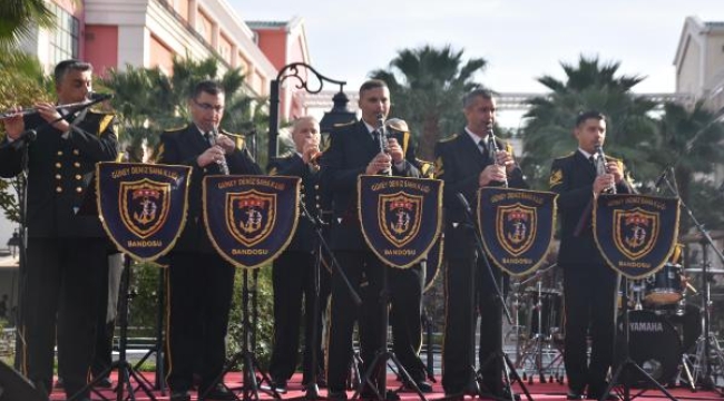 Güney Deniz Saha Komutanlığı Bandosu'ndan İzmir'de konser