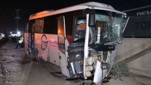 İzmir'de 2 işçi servisi ile otomobil çarpıştı: 6 yaralı 