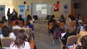 İzmir'de 'Barış, eşitlik, dayanışma ve kadın' etkinliği düzenlendi