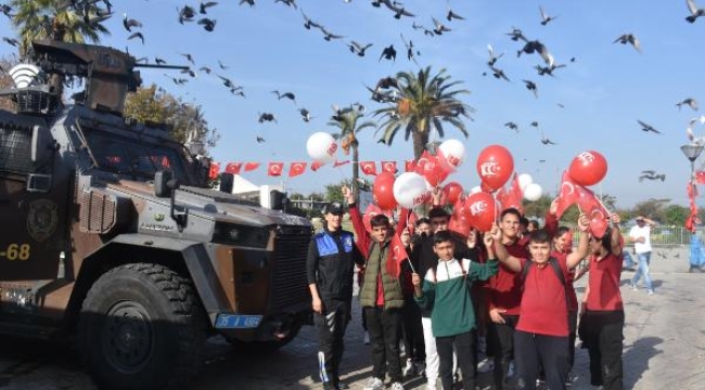 İzmir'de cumhuriyetin 100'üncü yılı dolayısıyla öğrencilere özel etkinlik