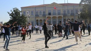 İzmir'de cumhuriyetin 100'üncü yılına zeybekli kutlama