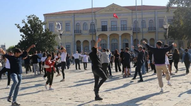 İzmir'de cumhuriyetin 100'üncü yılına zeybekli kutlama