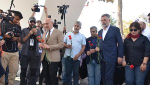 İzmir'de depremin 3'üncü yıl dönümünde hayatını kaybeden 117 kişi anıldı