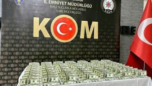 İzmir'de Döviz bürosunda sahte dolar bozdurmak isteyen 2 şüpheliye gözaltı