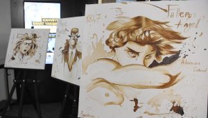 İzmir'de kahve posasından yapılan resimler sergileniyor