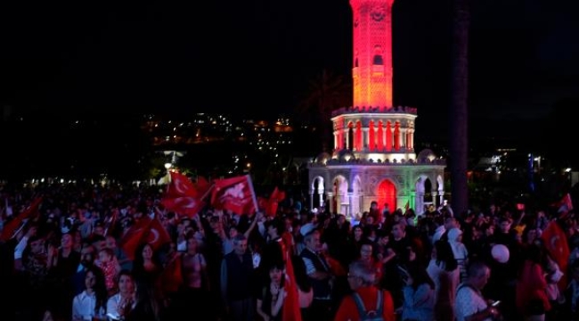 İzmir'deki tarihi saat kulesine 'Yüz Akıyla 100 Yıl' dijital sergisi yansıtıldı