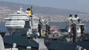 İzmir'e iki dev kurvaziyer yanaştı