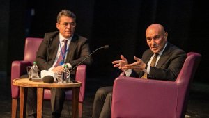 Kapı kapı dolaşarak çocuklara beslenme çantası dağıtıyoruz