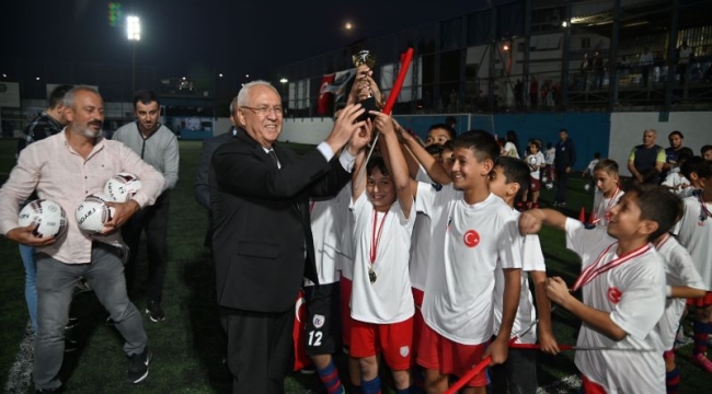 Karabağlar Belediyesi'nin futbol turnuvası yoğun ilgi gördü
