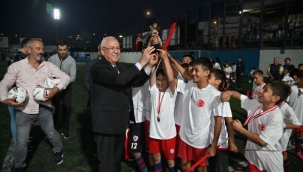 Karabağlar Belediyesi'nin futbol turnuvası yoğun ilgi gördü