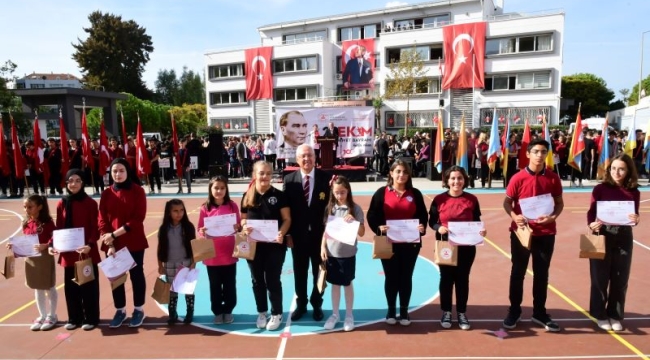 Karabağlarlı öğrencilerden coşkulu Cumhuriyet kutlaması