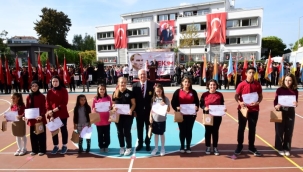 Karabağlarlı öğrencilerden coşkulu Cumhuriyet kutlaması