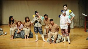 Karşıyaka Belediye Tiyatrosu 'Vahşi Komedi' ile perde açtı