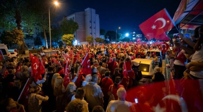 Karşıyaka'da 100. Yıl şarkılarla, yürüyüşle kutlandı