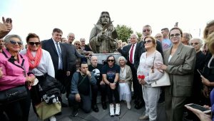 Karşıyaka'da Barış Manço'nun anısı büstüyle yaşatılacak