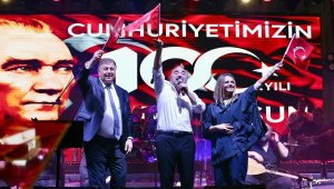 Karşıyaka'da Volkan Konak ile Cumhuriyet şöleni