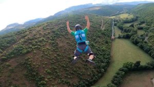 Kayalıklara düşen İngiliz paraşüt pilotu öldü