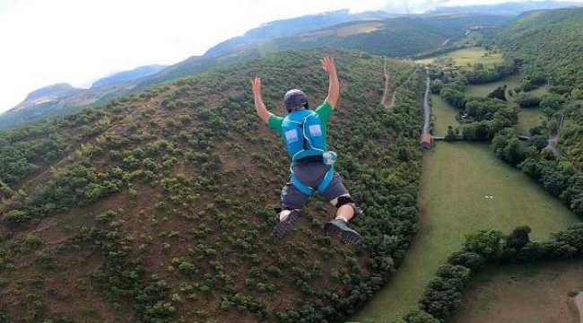 Kayalıklara düşen İngiliz paraşüt pilotu öldü