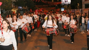 Kınık'ta 100. yıl coşkusu ilçenin sokaklarda yankılandı