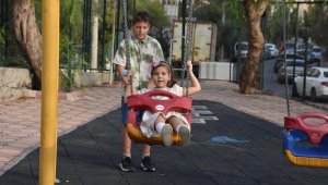 Küçük Ayda, ölen annesinin adının verildiği parkta oynuyor