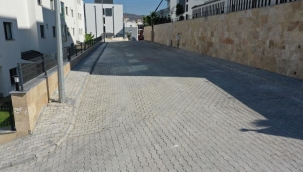 Kuşadası Belediyesi, sokakları parke taşlarla yeniledi