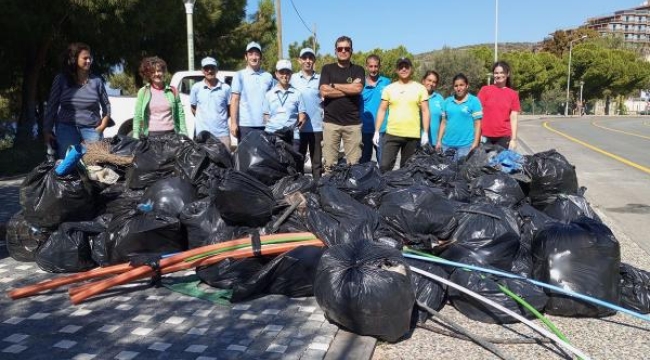 Kuşadası Doğal Botanik Parkı'ndan poşet poşet çöp topladı
