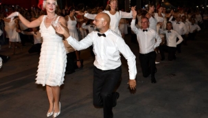 Kuşadası'nda 100 kişiyle Cumhuriyet 100. yılı için vals