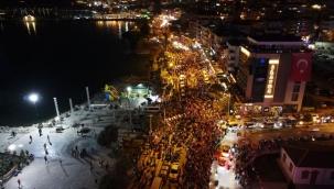 Kuşadası'nda Cumhuriyetin 100. yılında 35 bin kişi yürüdü