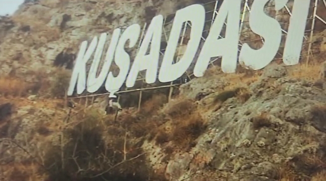 'Kuşadası' tabelasının aydınlatma sistemine zarar verdiler