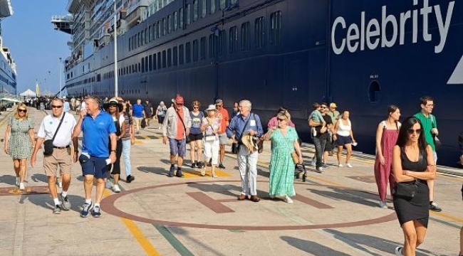 Kuşadası'na 3 gemiyle 6 bini 220 turist