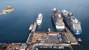 Kuşadası'na üç gemiyle denizden toplam 6 bin 500 turist