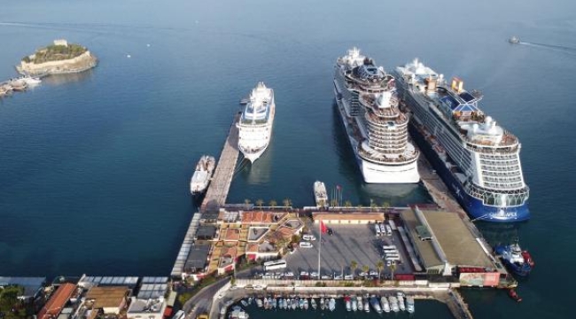 Kuşadası'na üç gemiyle denizden toplam 6 bin 500 turist