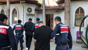 Manisa'da, 64 kişinin yakalandığı uyuşturucu operasyonunda, F serisi 1 dolar da ele geçirildi