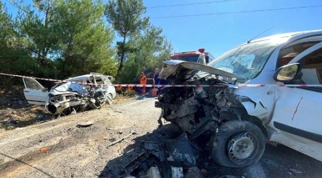 Manisa'da otomobil ile hafif ticari araç çarpıştı: 2 ölü, 3 yaralı