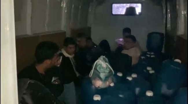 Minibüste 8 kaçak göçmen ile 1 organizatör yakalandı
