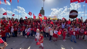Minikler, Cumhuriyetin 100'üncü yılını yürüyüşle kutladı