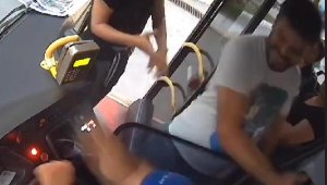 Otobüs şoförüne darp, araç içi kamerada
