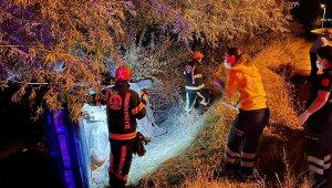 Otomobil şarampole devrildi: 2 ölü, 3 yaralı