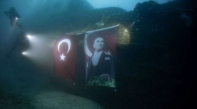 Su altında Atatürk ve Türk bayrağı açtılar