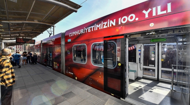 Tramvaylar Cumhuriyet'in 100. yılı onuruna süslendi