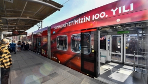 Tramvaylar Cumhuriyet'in 100. yılı onuruna süslendi