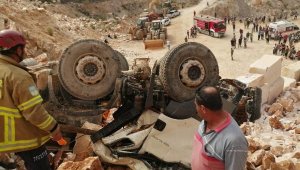 Uçuruma devrilen hafriyat kamyonundaki 2 kişi öldü