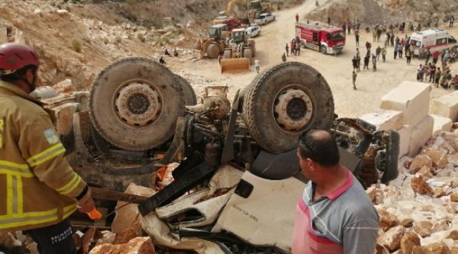 Uçuruma devrilen hafriyat kamyonundaki 2 kişi öldü