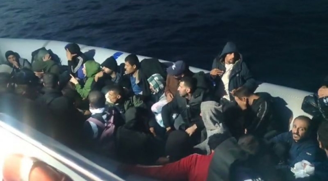 Yelkenli teknede 48 kaçak göçmen yakalandı, 2 organizatöre gözaltı
